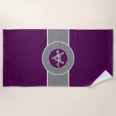 Serviette De Plage Monogramme gris pourpre personnalisé (Devant)
