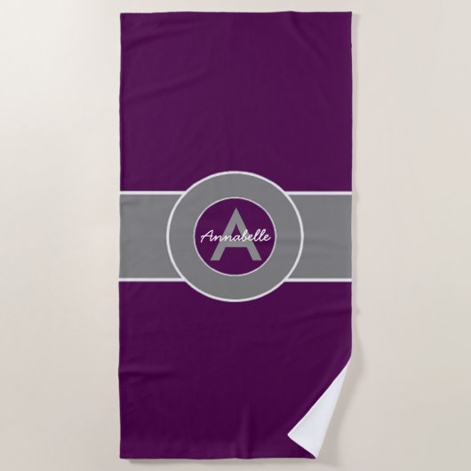 Serviette De Plage Monogramme gris pourpre personnalisé (Devant)