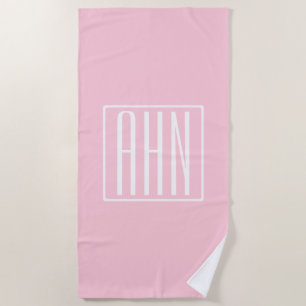 Serviette De Plage Monogramme initial   Blanc sur rose clair
