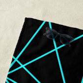 Serviette De Plage Monogramme initial | Design géométrique turquoise (En situation)