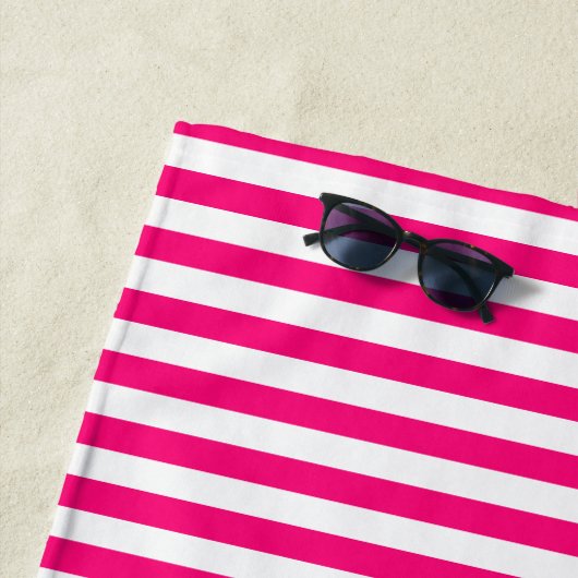 Serviette De Plage Monogramme initial fuchsia rose chaud rayures blan (En situation)