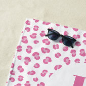 Serviette De Plage Monogramme initiale impression léopard rose (En situation)