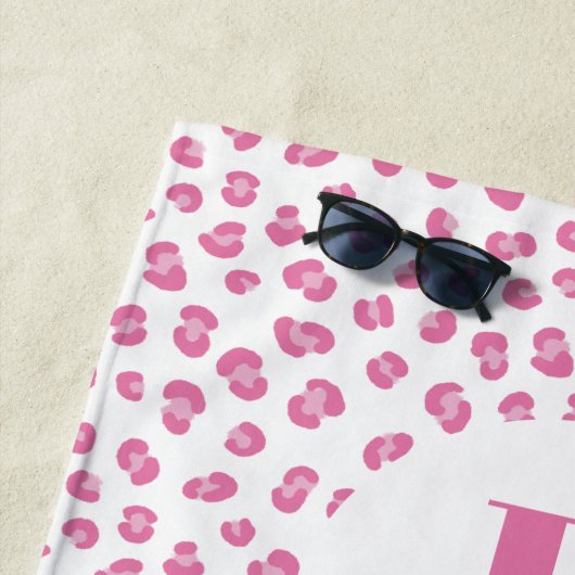 Serviette De Plage Monogramme initiale impression léopard rose (En situation)