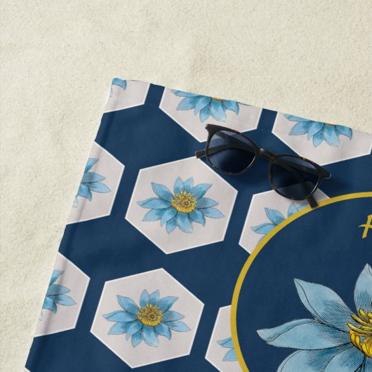 Serviette De Plage Monogramme japonais géométrique Lily Floral (En situation)