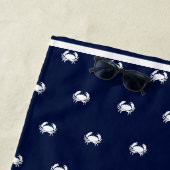 Serviette De Plage Monogramme Marine Bleu Crabe Blanc Nautique (En situation)