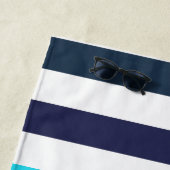 Serviette De Plage Monogramme moderne Bleu Turquoise rayures (En situation)