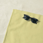 Serviette De Plage Monogramme Moderne Chartreuse Blanc en Écriture Sc (En situation)
