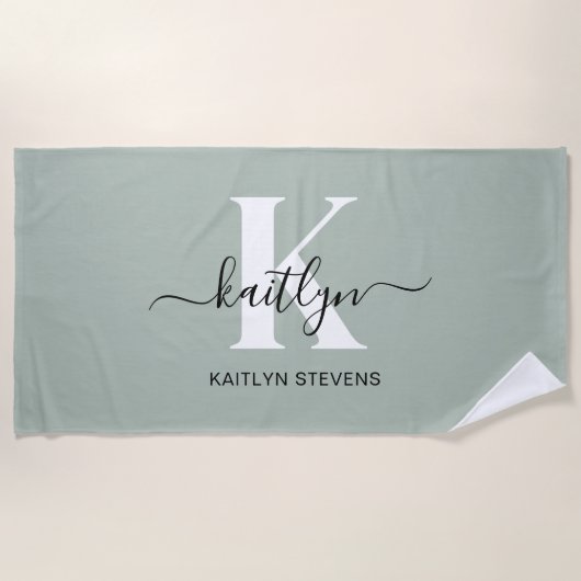 Serviette De Plage Monogramme Moderne de Vert Sauge en Écriture (Devant)