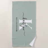 Serviette De Plage Monogramme Moderne de Vert Sauge en Écriture (Devant)