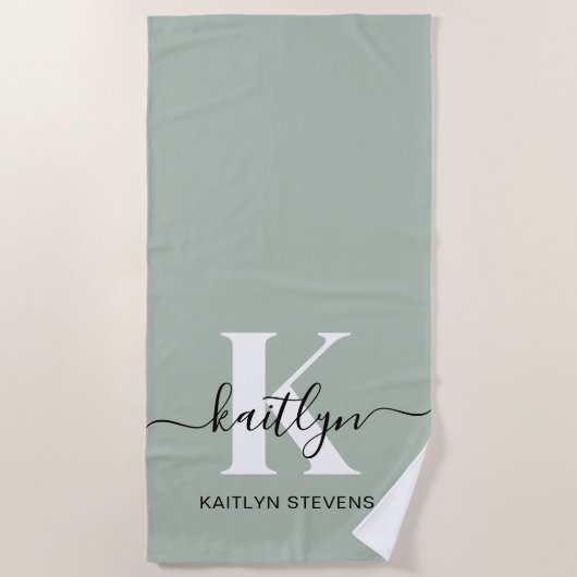 Serviette De Plage Monogramme Moderne de Vert Sauge en Écriture (Devant)