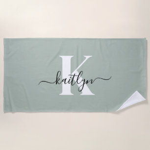 Serviette De Plage Monogramme Moderne de Vert Sauge en Écriture