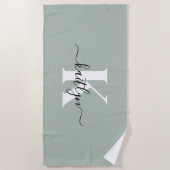 Serviette De Plage Monogramme Moderne de Vert Sauge en Écriture (Devant)