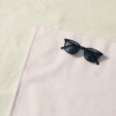 Serviette De Plage Monogramme Moderne Élégant Bleu Pink Gold Script (En situation)
