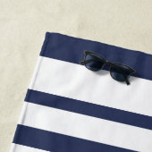 Serviette De Plage Monogramme moderne marine bleu blanc rayures (En situation)