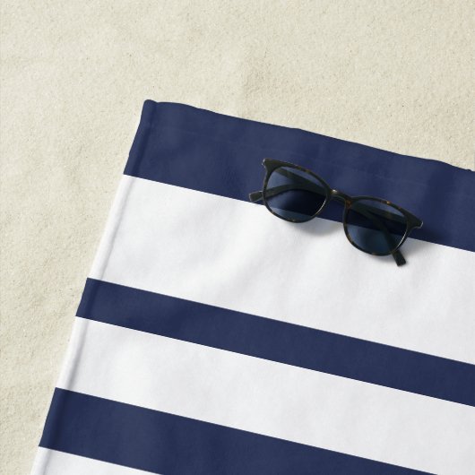 Serviette De Plage Monogramme moderne marine bleu blanc rayures (En situation)