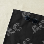 Serviette De Plage Monogramme moderne noir et gris (En situation)