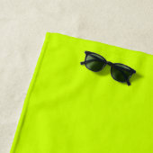 Serviette De Plage Monogramme moderne noir | Neon Lime jaune (En situation)