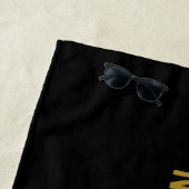 Serviette De Plage Monogramme moderne noir & or élégant personnalisé (En situation)