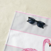 Serviette De Plage Monogramme moderne Nom Flamant rose rose gris (En situation)