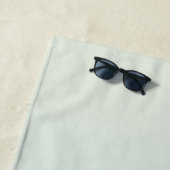 Serviette De Plage Monogramme moderne Nom initial Turquoise Aqua Grad (En situation)