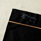 Serviette De Plage Monogramme moderne personnalisé or noir élégant (En situation)