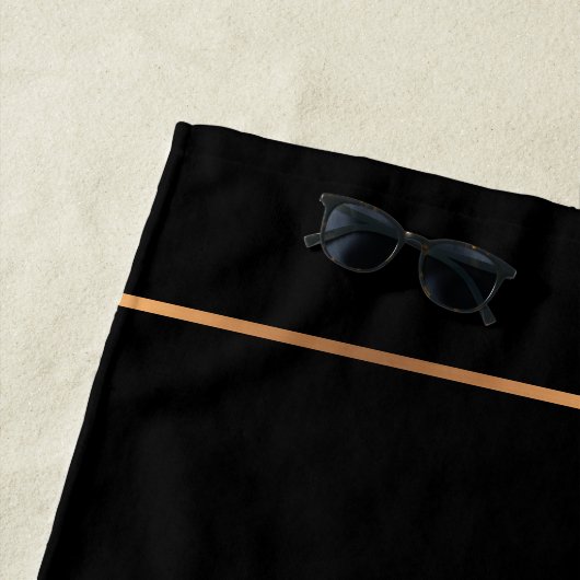 Serviette De Plage Monogramme moderne personnalisé or noir élégant (En situation)