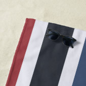 Serviette De Plage Monogramme moderne rayé noir blanc bleu rouge (En situation)