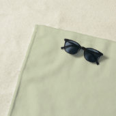 Serviette De Plage Monogramme Moderne Vert Sauge Blanc Script (En situation)