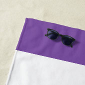 Serviette De Plage Monogramme moderne violet blanc éclats d'or (En situation)