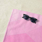 Serviette De Plage Monogramme Motif à maillage géométrique rose chaud (En situation)