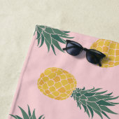 Serviette De Plage Monogramme Motif d'ananas tropical (En situation)
