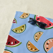 Serviette De Plage Monogramme Motif de pastèque moderne coloré (En situation)