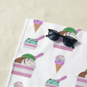 Serviette De Plage Monogramme Motif d'été à la crème glacée mignonne (En situation)