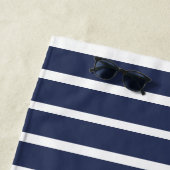 Serviette De Plage Monogramme Nautique Moderne Marine Bleu Blancs (En situation)