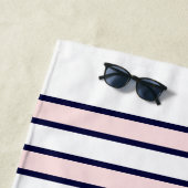 Serviette De Plage Monogramme nautique rose et Ancre bleu marine (En situation)