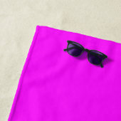 Serviette De Plage Monogramme néon fluorescent rose (En situation)