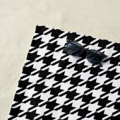 Serviette De Plage Monogramme noir de pied-de-poule (En situation)