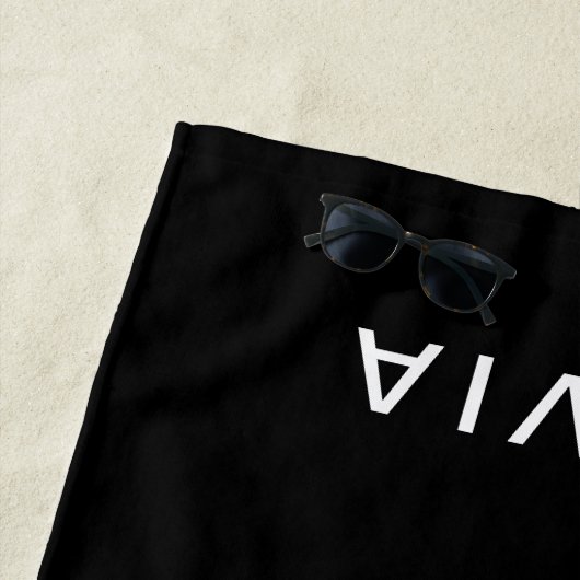 Serviette De Plage Monogramme noir et nom personnalisé | Élégant (En situation)