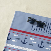 Serviette De Plage Monogramme Nom Bleu Marine Blanc Rouge Ancres naut (En situation)