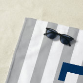 Serviette De Plage Monogramme Nom Rayure Grise Moderne Marine (En situation)