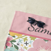 Serviette De Plage Monogramme Nom Rose Jaune Bleu Floral (En situation)