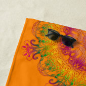 Serviette De Plage Monogramme orange d'arrière - plan de mandala (En situation)