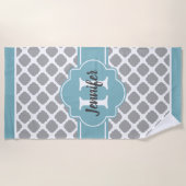 Serviette De Plage Monogramme personnalisé Aqua Grey Quatrefoil (Devant)