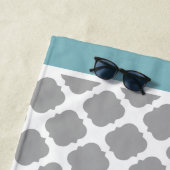 Serviette De Plage Monogramme personnalisé Aqua Grey Quatrefoil (En situation)