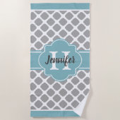 Serviette De Plage Monogramme personnalisé Aqua Grey Quatrefoil (Devant)