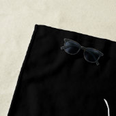 Serviette De Plage Monogramme personnalisé de style nom script noir o (En situation)