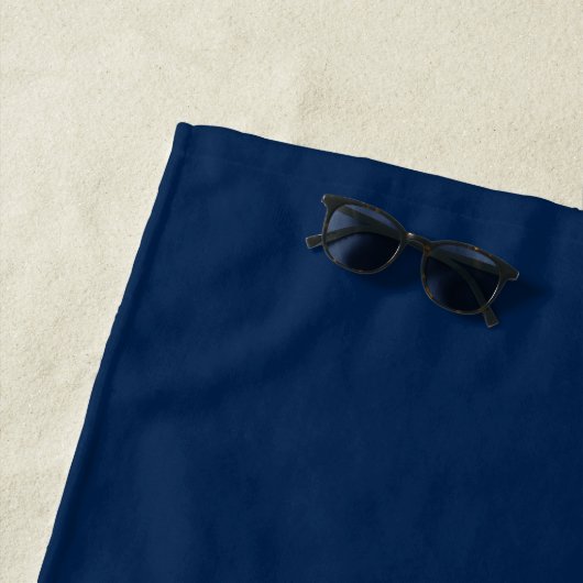 Serviette De Plage Monogramme personnalisé marine initiale bleu blanc (En situation)