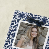 Serviette De Plage Monogramme photo à motif blanc et marine (En situation)