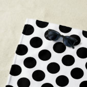 Serviette de plage Monogramme Polka Noir & Blanc (En situation)