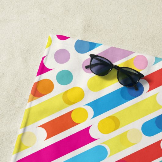 Serviette De Plage Monogramme Rainbow Diagonal Lines Motif Pop Art (En situation)